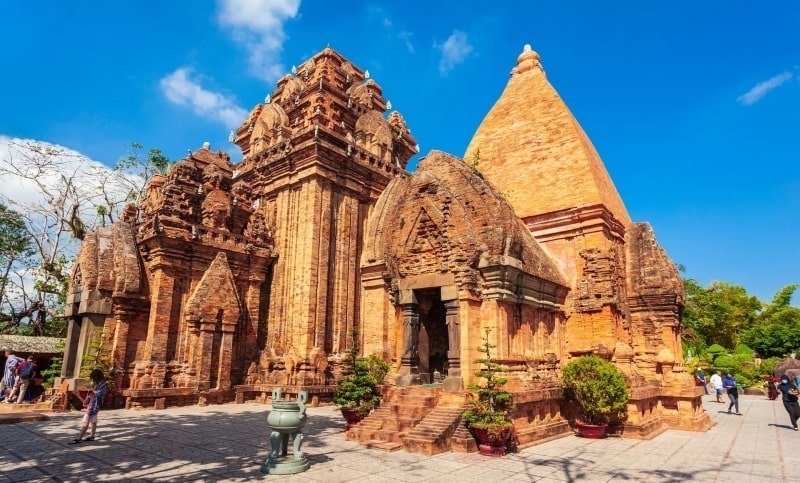 Tháp Bà Ponagar—min